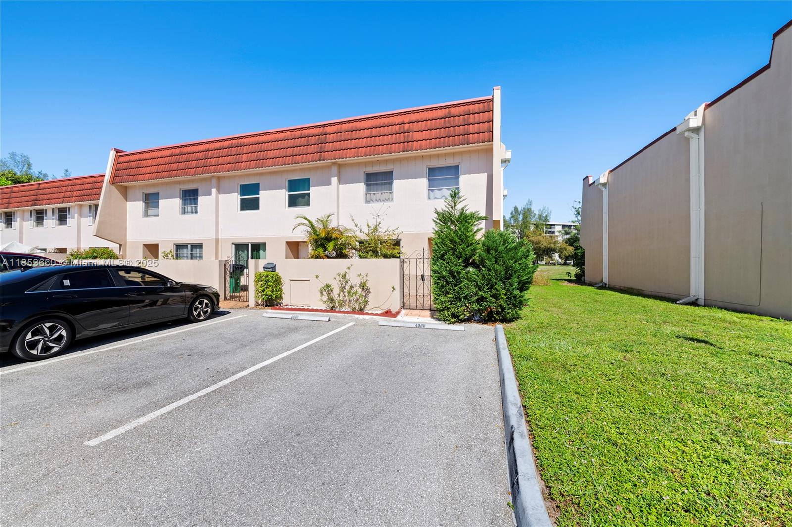 MANORS TOWNHOUSE - Residential