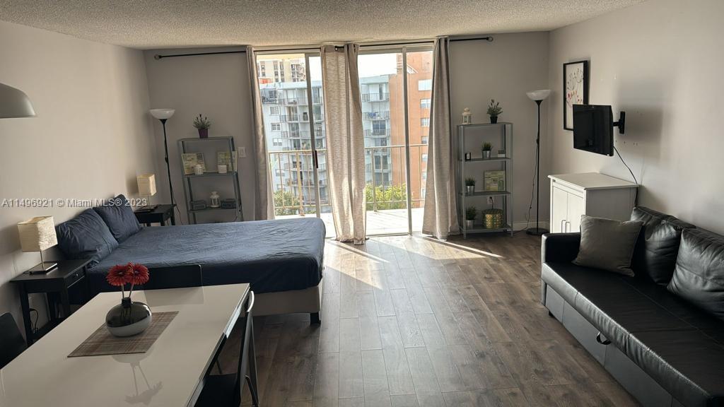 Very well kept studio fully furnished available to rent. Great location near Shopping Centers, restaurants, Whole Foods and many more. Ready to move in.