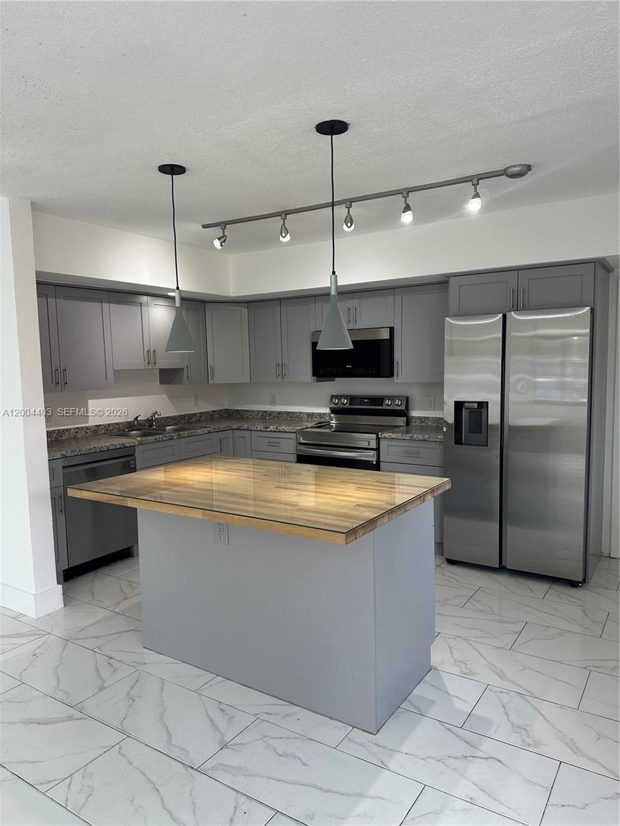 LAKESIDE ESTATES NO 2 - Residential Lease