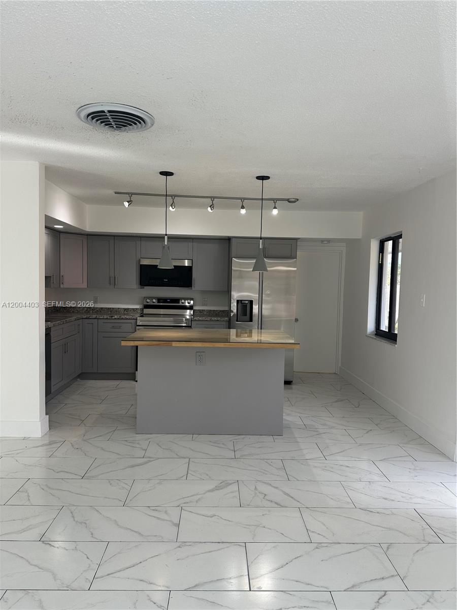 LAKESIDE ESTATES NO 2 - Residential Lease