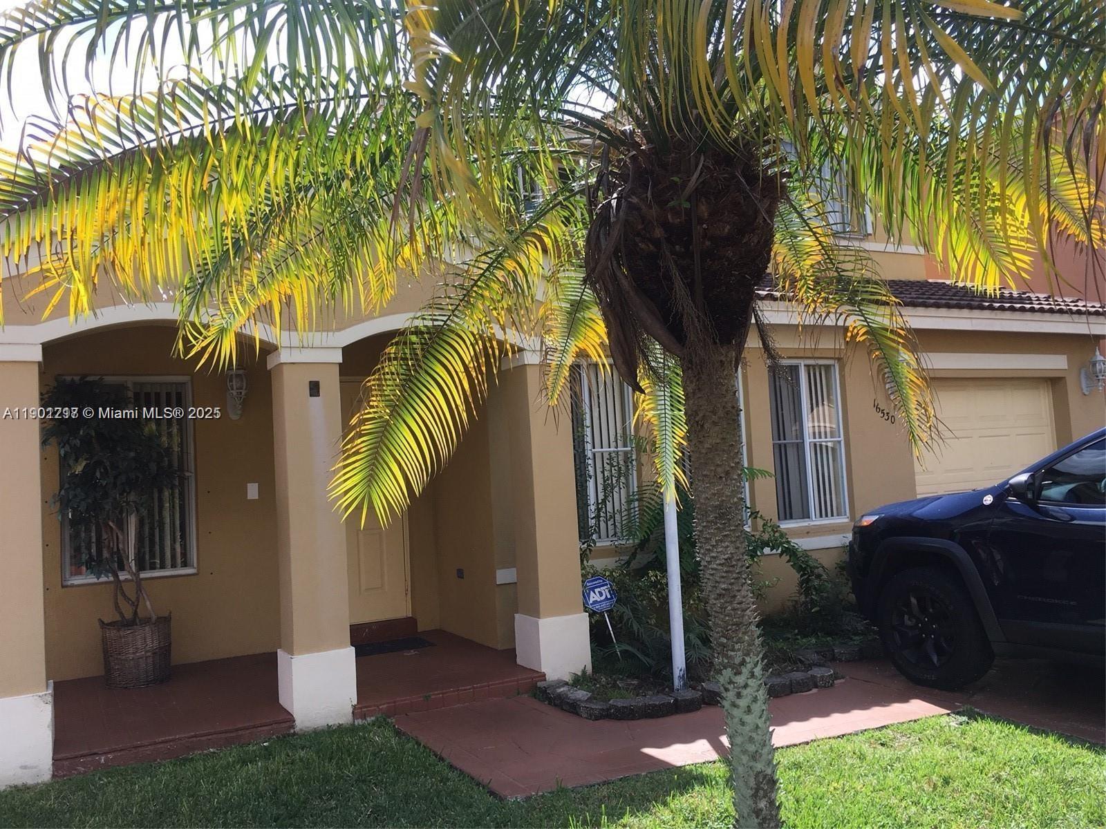 3/2 & 1/2 TOWNHOUSE, WITH A BEDRROM AND A BATH DOWNSTAIRS (THE MASTER BEDROOM) + GARAGE FOR 1 CAR, COMMUNITY WITHOUT GATE. PRICED TO SALE. CUTE. FAMILY ORIENTED NEIGHTBORHOOD.