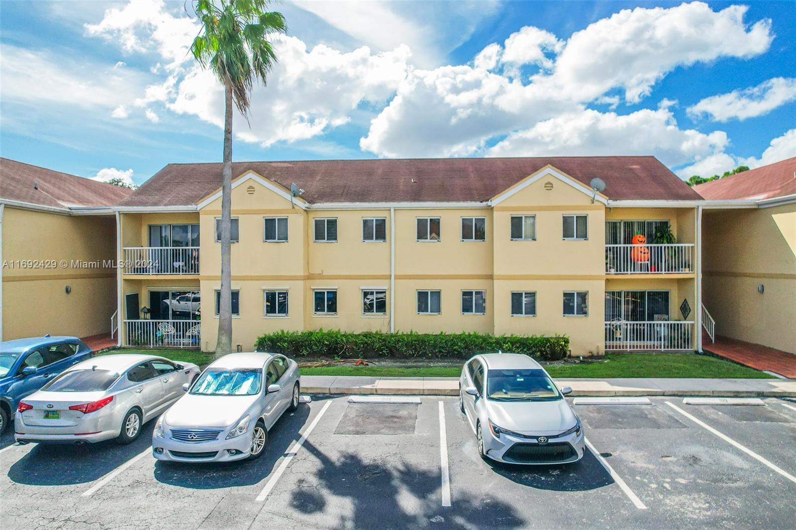 WILLOW WALK OF KENDALL CO - Residential