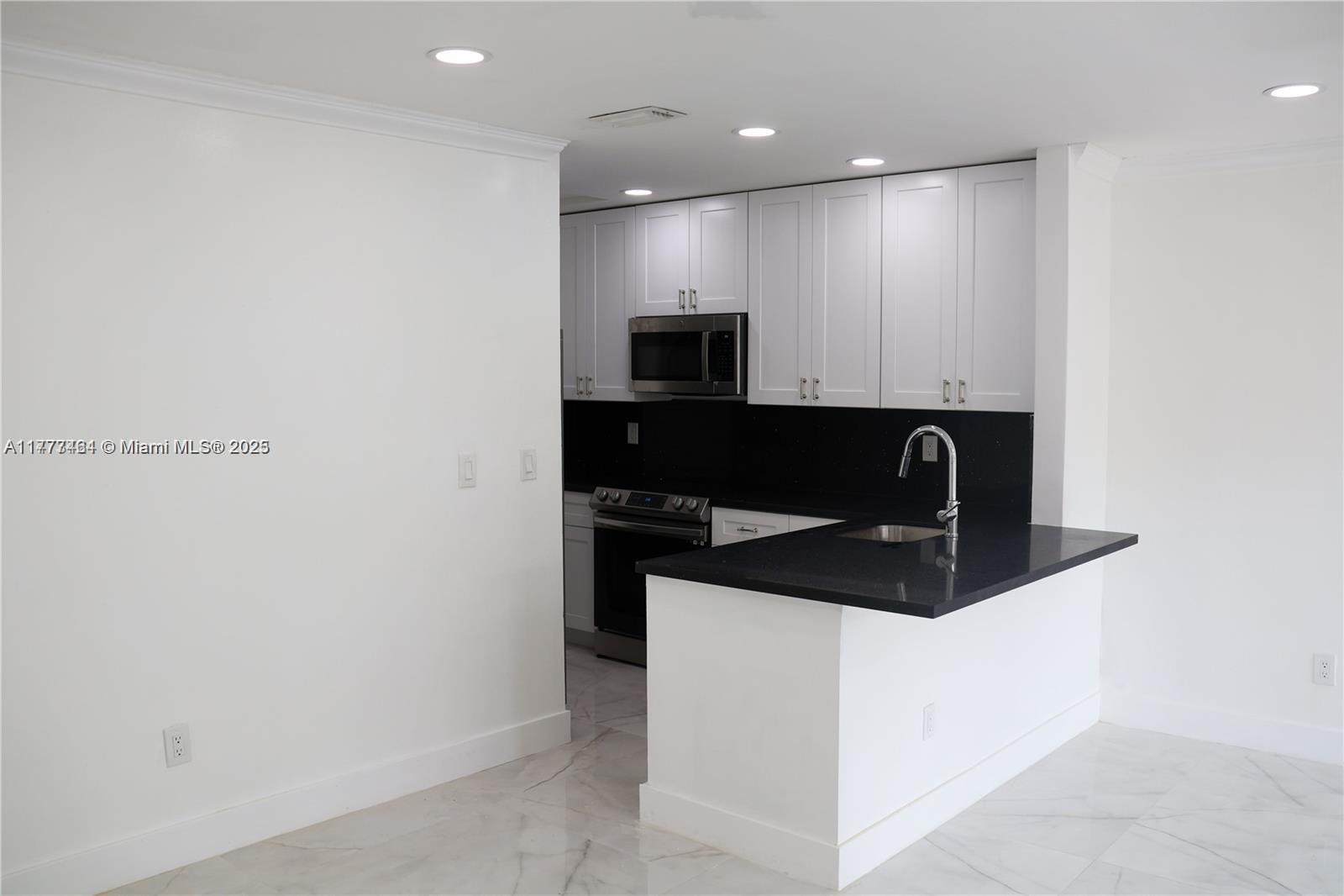 Rental Property at 2550 W 67th Pl 22-32, Hialeah, Miami-Dade County, Florida - Bedrooms: 2 
Bathrooms: 2  - $2,250 MO.