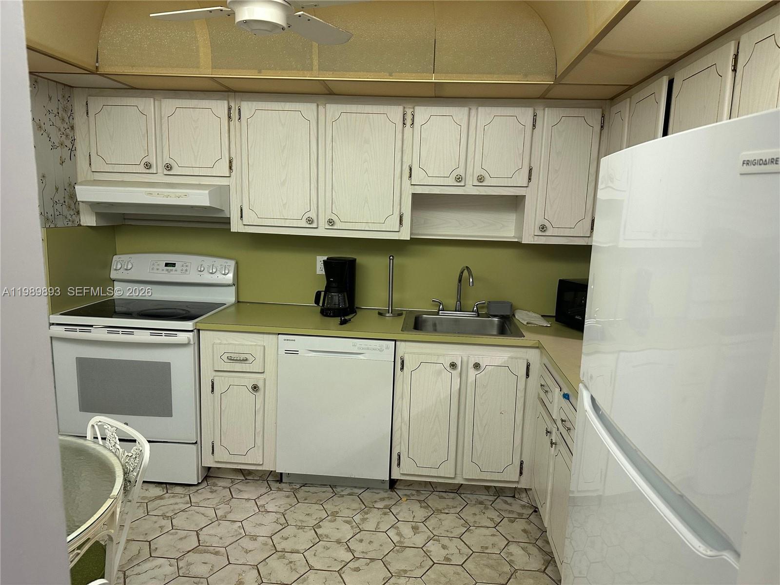 FOURTH GULFSTREAM GARDEN - Residential Lease