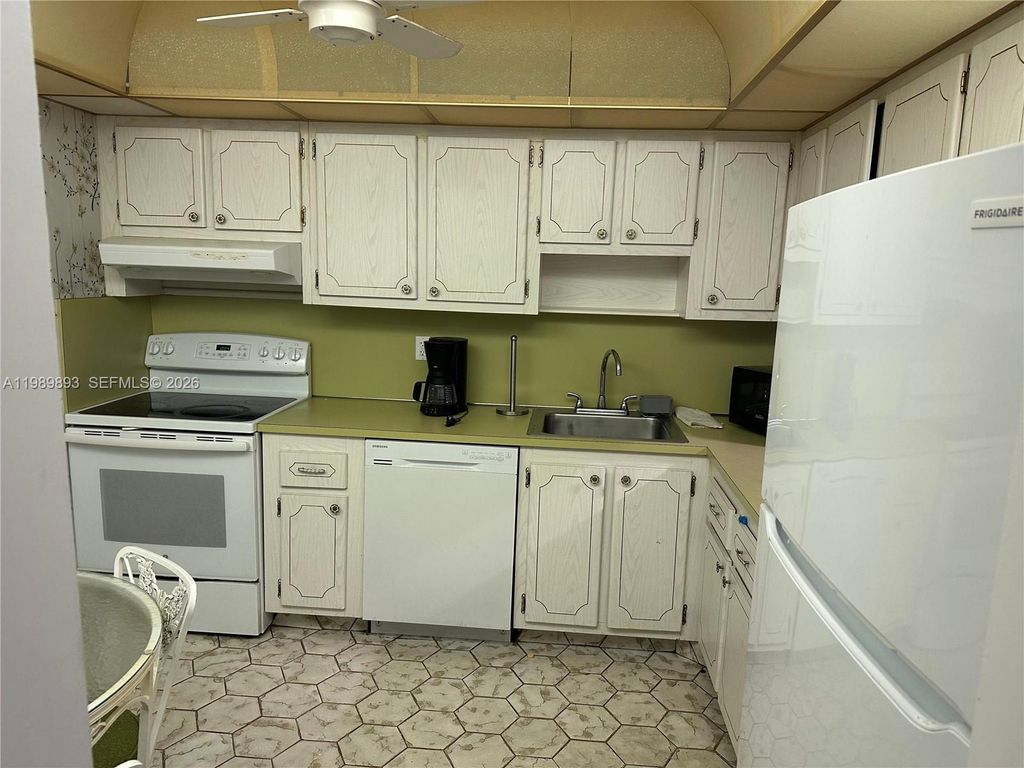 Photo of 410 SE 2nd St #118, Hallandale Beach, FL 33009 (MLS # A11989893)