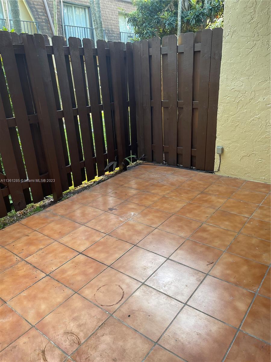 CORAL REEF TOWNHOUSES COND - Residential Lease