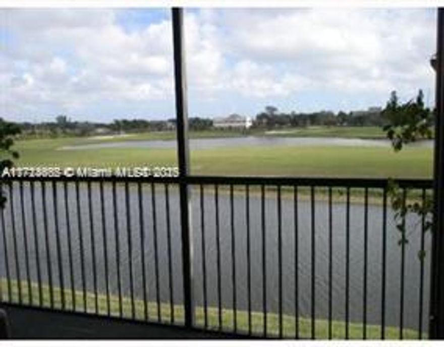 2/2 apartment with beautiful view of the lake and golf course , close to Nova University
tile and laminate floors , nice kitchen cabinets