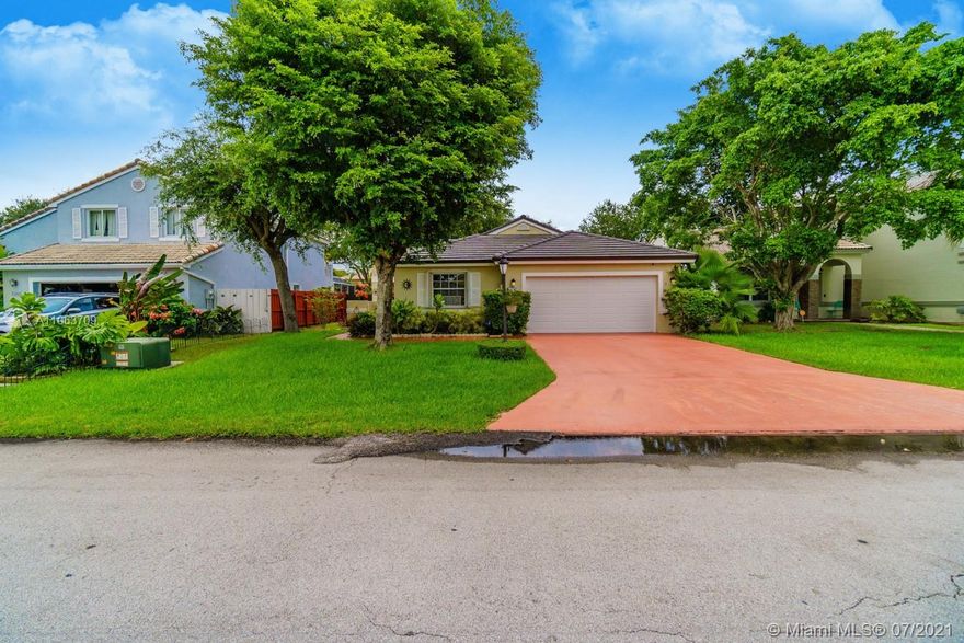 BEAUTIFULLY WELL MAINTAINED ONE STORY SINGLE FAMILY HOME FOR SALE IN POPULAR LAGO MAR COMMUNITY.  PROPERTY FEATURES A SPLIT FLOOR PLAN, HIGH CEILINGS, TILE THROUGHOUT, GRANITE KITCHEN COUNTERS, STAINLESS STEEL APPLIANCES, LAUNDRY ROOM, TWO CAR GARAGE, JACUZZI, AND ACCORDION SHUTTERS THROUGHOUT.  GAS STOVE & WATER HEATER.  ROOF LESS THAN 2 YEARS OLD AND CENTRAL A/C SYSTEM LESS THAN 3 YEARS​​‌​​​​‌​‌​​​‌‌​​​‌‌‌​​‌​​‌‌​​​​ OLD.