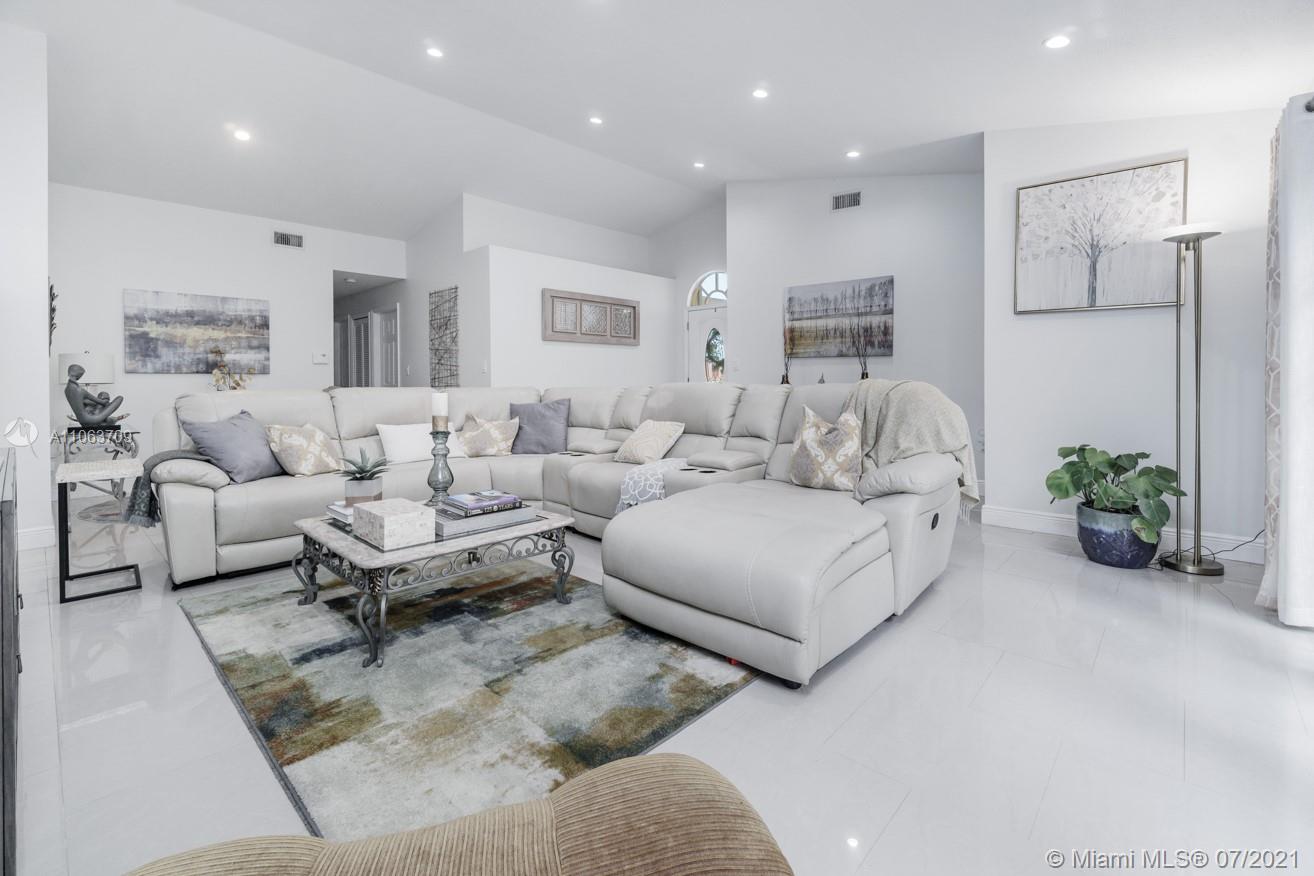 HEFTLER HOMES AT LAGO MAR - Residential