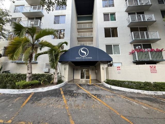 SPACIUS 1/1 UNIT WITH OPEN BALCONY AND GARDEN VIEWS IN SERENITY ON THE RIVER A GATED
WATERFRONT COMMUNITY LOCATED ALONG THE SHORES OF THE NEW RIVER, JUST MINUTES FROM DOWNTOWN
MIAMI AND CLOSE TO MAJOR HIGHWAYS, HOSPITAL AND RESTAURANTS.