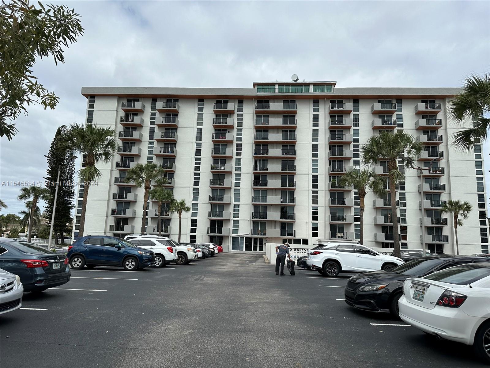 BEAUTIFUL PROPERTY ON THE 10TH FLOOR OVERLOOKING A CANAL AND AVENTURA HIGHRISES, READY TO MOVE IN JUST BRING YOUR TOOTHBRUSH.