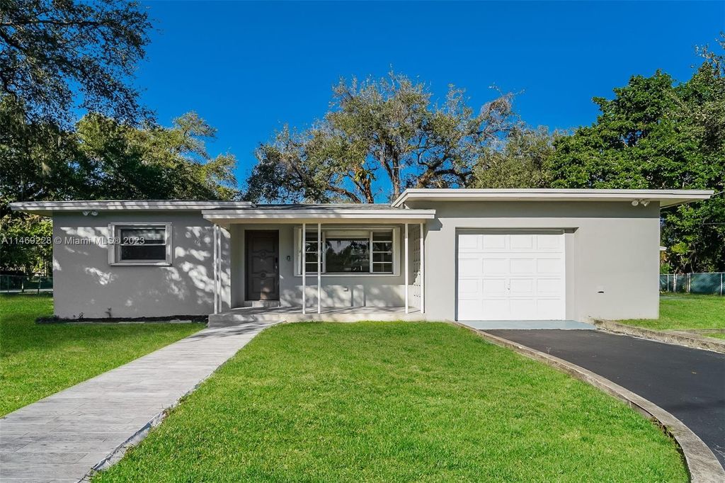 Photo of 6211 SW 35th St, Miramar, FL 33023 (MLS # A11469228)