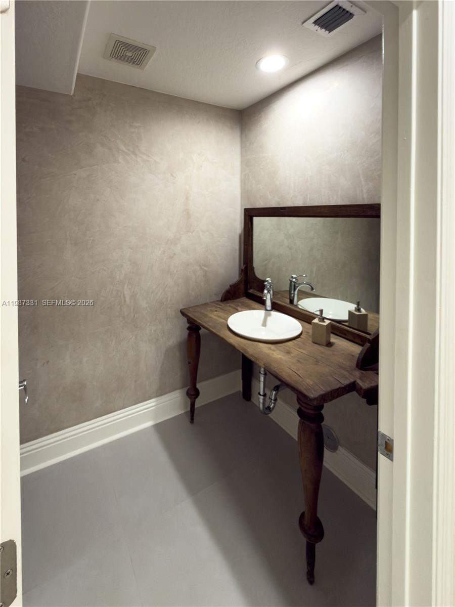 INDIANA VILLAS CONDO - Residential Lease