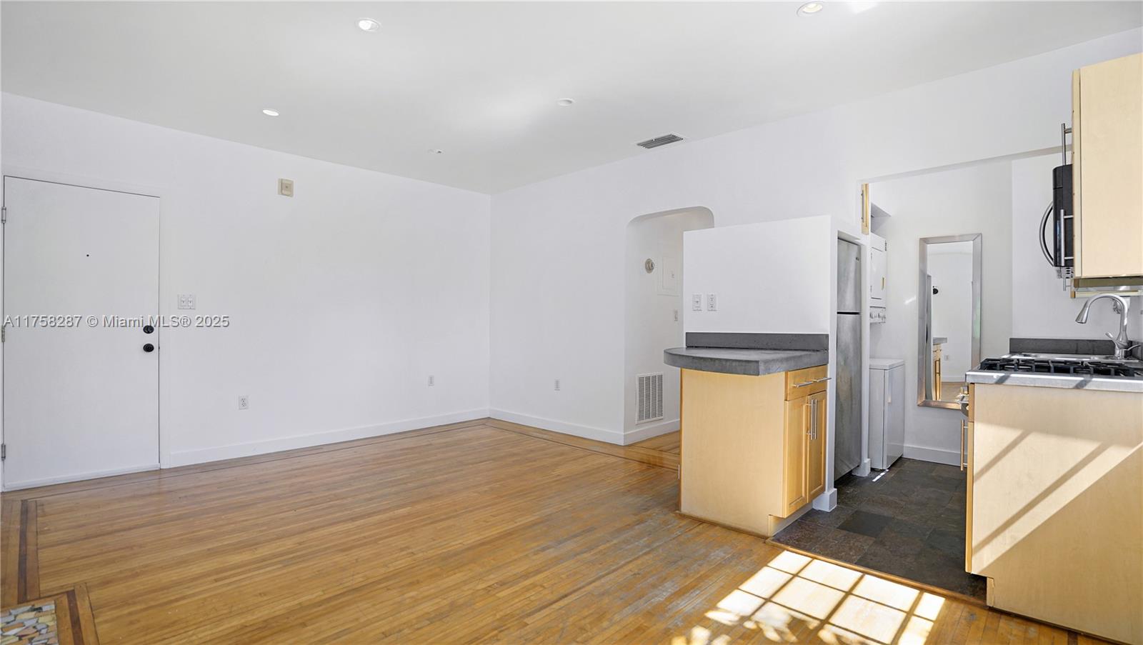 WHISPER CONDO - Residential