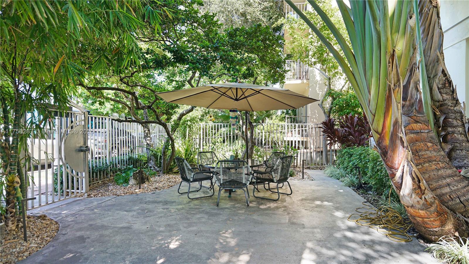 WHISPER CONDO - Residential