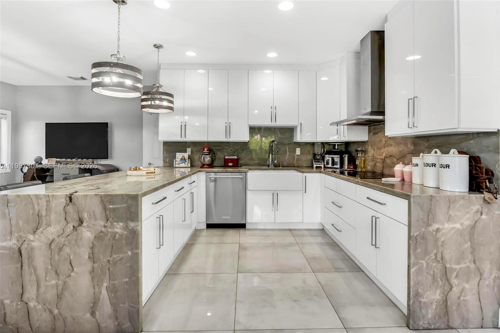 TWIN LAKE SHORES CENTRAL - Residential