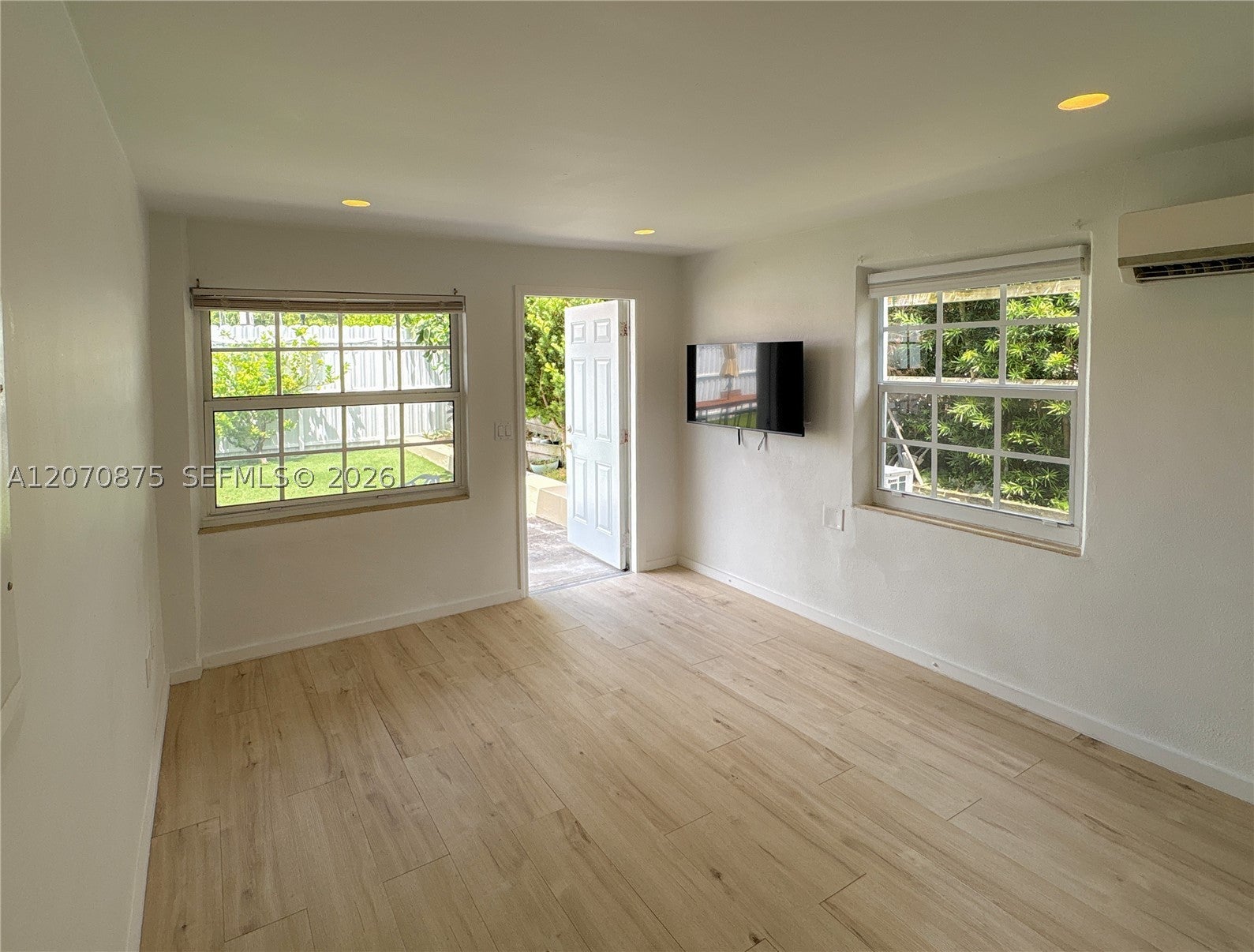 4349 Sheridan Ave 11