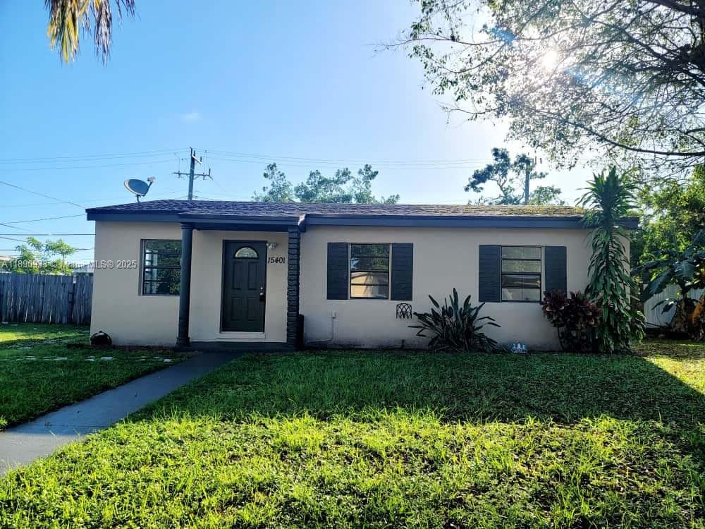 AMAZING BEAUTIFUL HOUSE IN MIAMI GARDENS HUGE HUGE HUGE PATIO, FEATURES 3 BEDROOMS, NEW BATHROOM CLOSE TO THE UNIVERSITY, AIRPORT AND PALMETTO, CALL OFFICE TODAY YOU CAN MOVE IN TODAY.