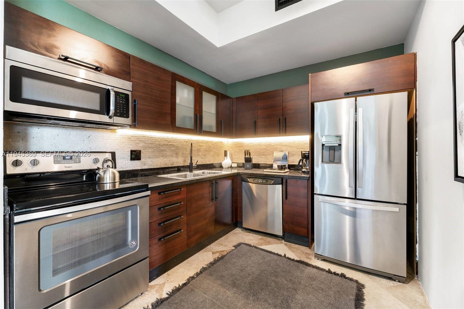 COCOSTYLE @ 3250 GRAND AV - Residential