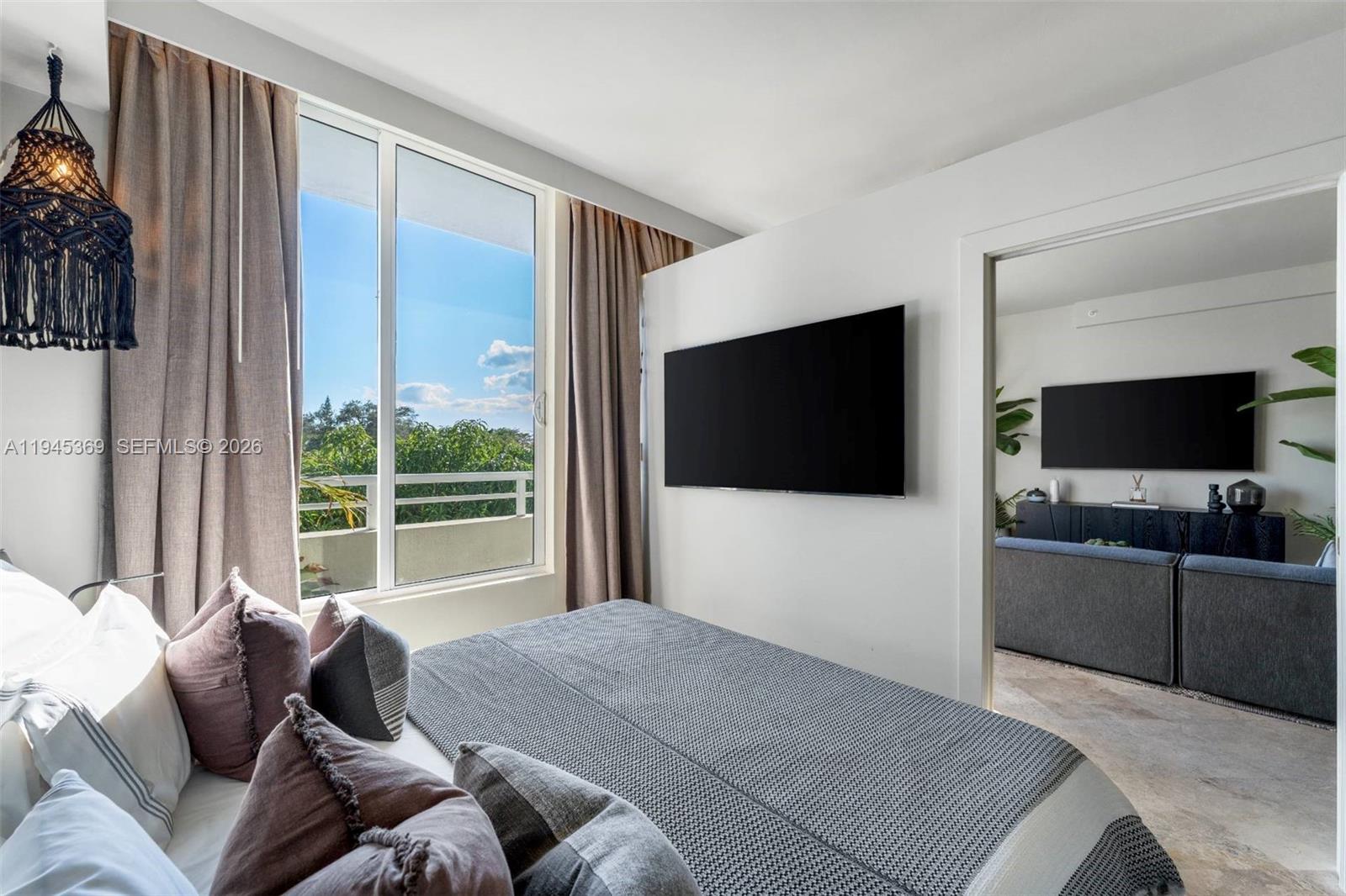 COCOSTYLE @ 3250 GRAND AV - Residential