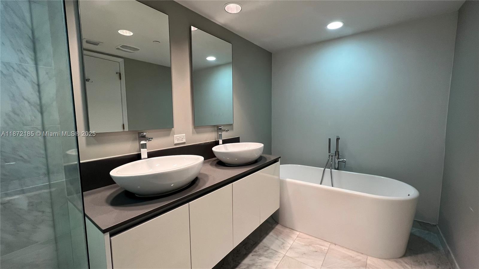 BAY HARBOUR ISLAND - Residential