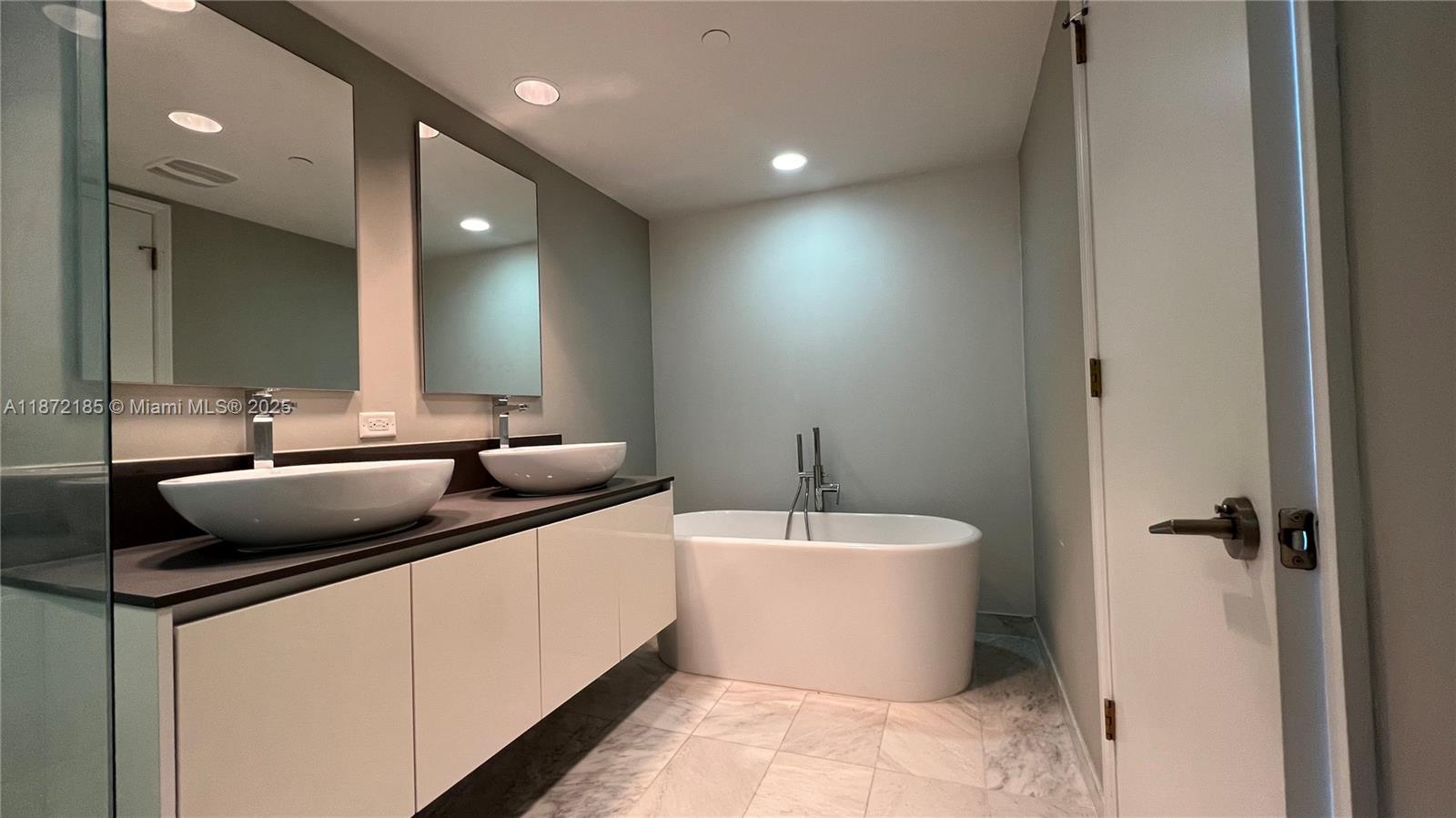 BAY HARBOUR ISLAND - Residential