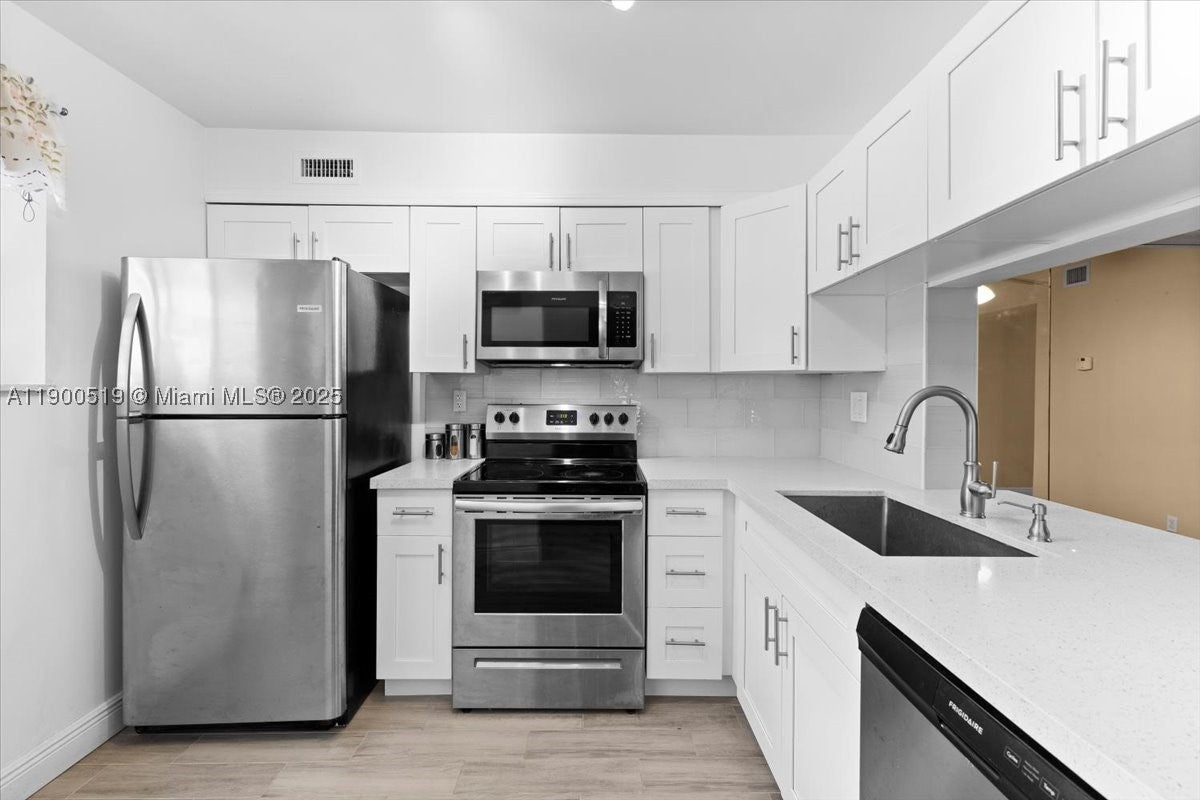3047 N Oakland Forest Dr 204, Oakland Park FL 33309