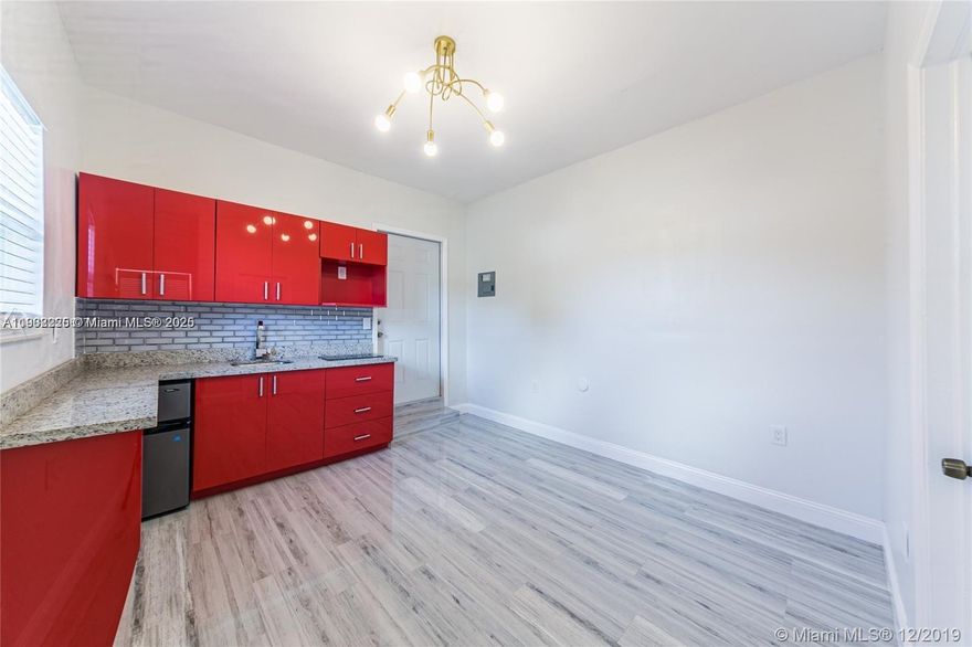 VERY NICE MODERN STUDIO WITH FULL KITCHEN, CLEAN AND FRESHLY PAINTED. CLOSE TO EVERYTHING, MAJOR ROADS, STORES, SHOPING CENTERS,