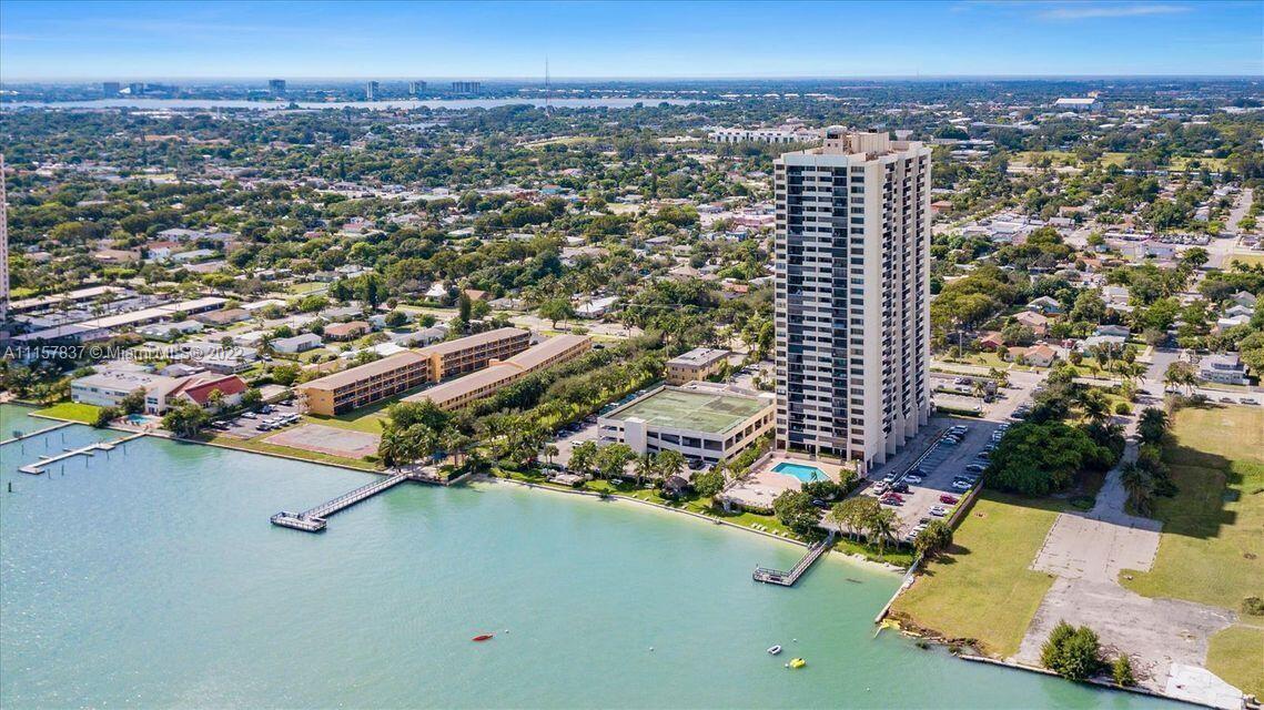 BEAUTIFUL 2 beds / 2 baths condo located in the sought-after tower of Palm Beach house. This complex is man-guarded, offers security and the lobby is secured. Amazing location, building overlooking the intracoastal. Unit overlooks the west side of the tower and has washer & dryer inside the condo. Stainless steel appliances and nice set up to cook on the side island. Split model unit, each bedroom has their own bathroom. Brand new water heater! This building has a beautiful pool, lobby, gym, and private beach access being the building. Small pets under 20lbs allowed.