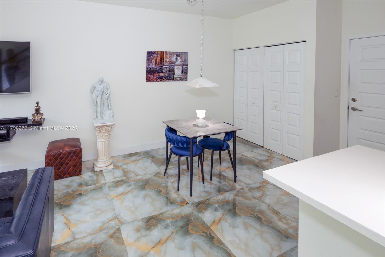 DOWNTOWN DORAL SOUTH PHAS - Residential