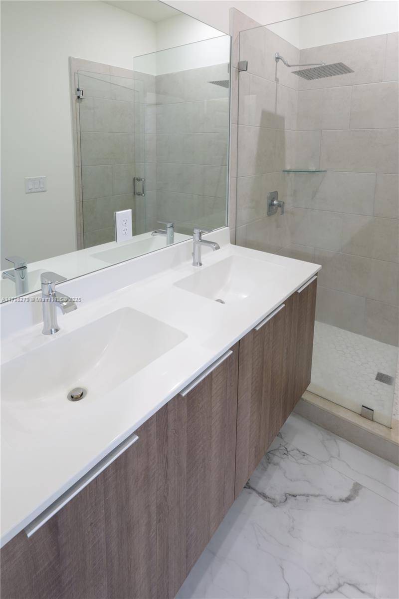 DOWNTOWN DORAL SOUTH PHAS - Residential