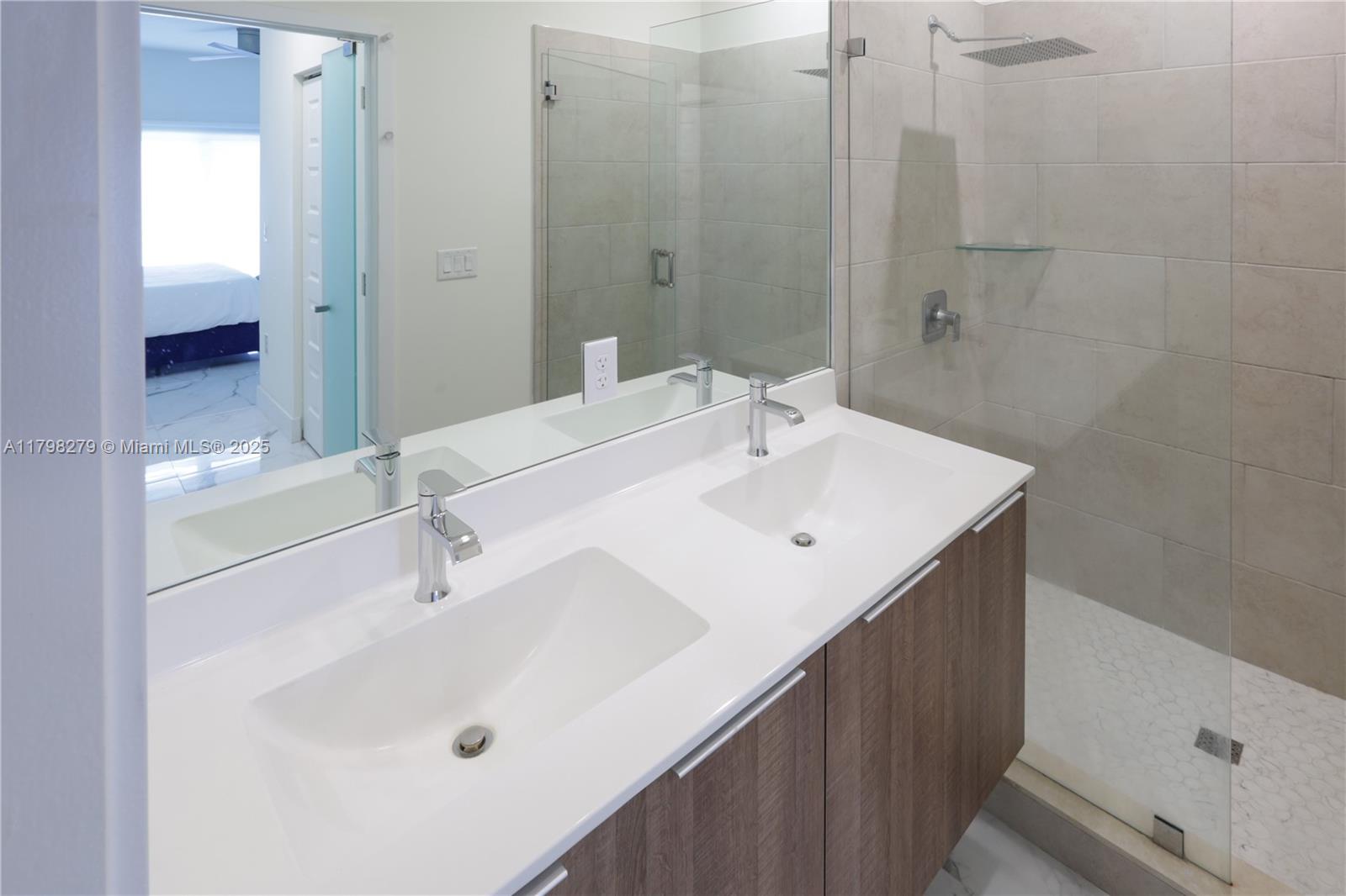 DOWNTOWN DORAL SOUTH PHAS - Residential