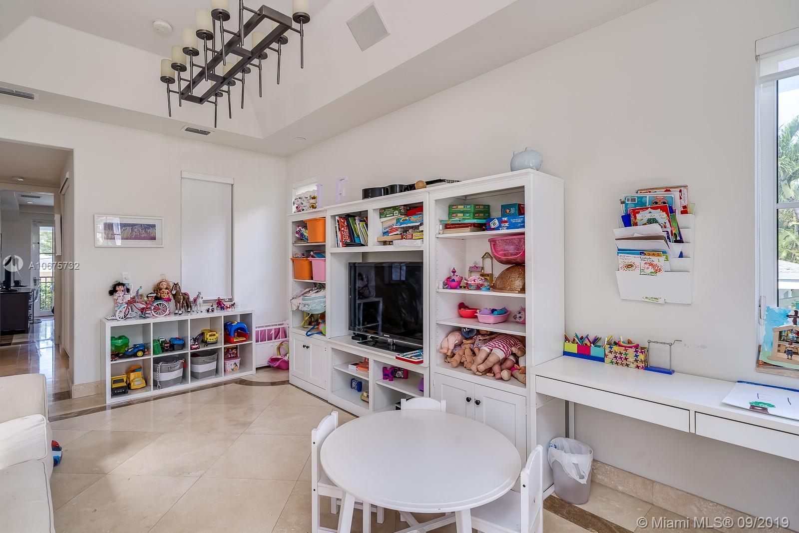 TROPICAL ISLE HOMES SUB 3 - Residential