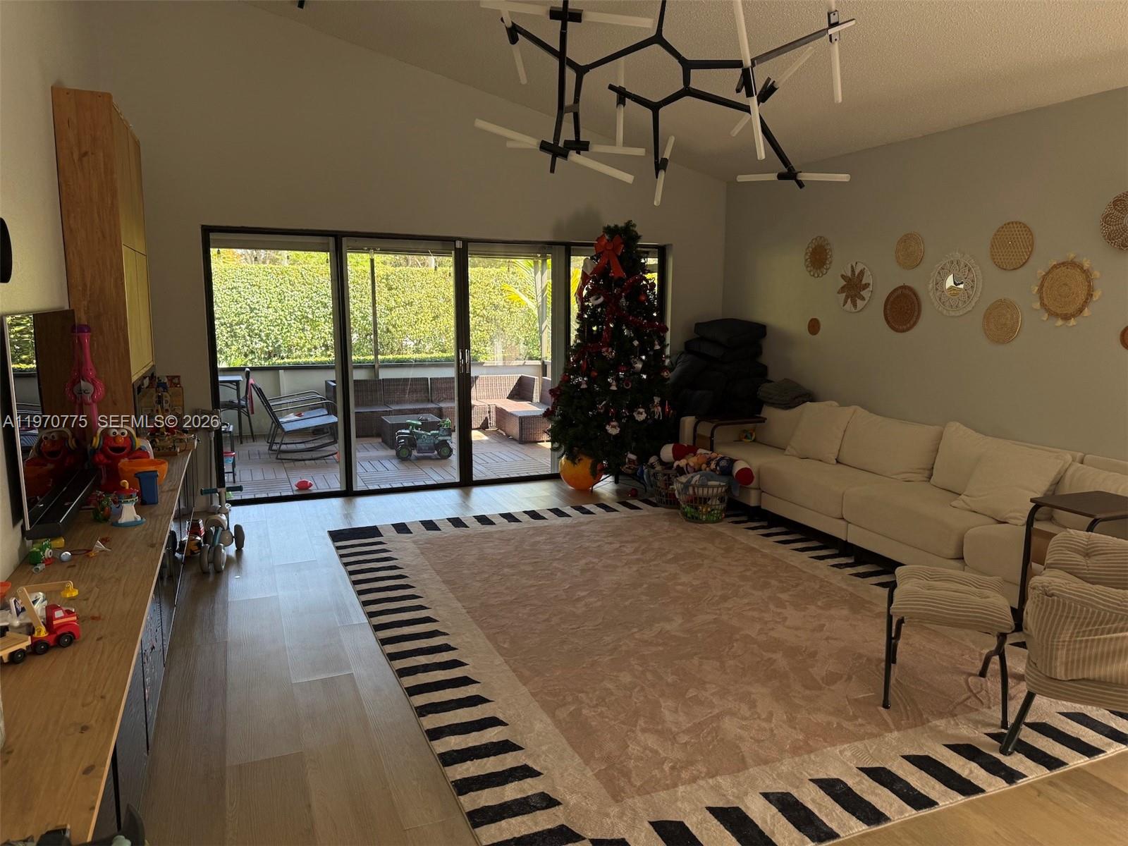 VILLAS AT BONAVENTURE IN - Residential