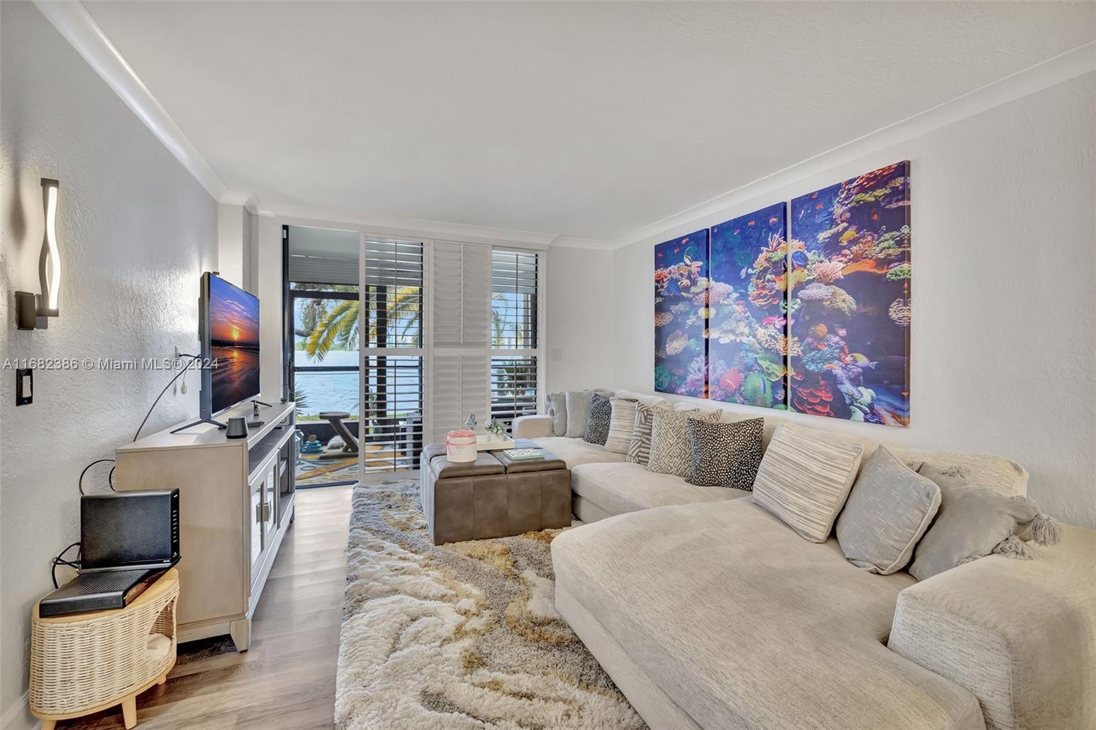 Located in the serene and exclusive Lake Emerald condominium, this apartment blends nature, comfort, and top structural standards. Built in the 1980s, these buildings have undergone the mandatory 40-year recertification, ensuring safety and maintenance compliance.
The complex offers stunning views of a 168-acre lake, where residents can enjoy kayaking, windsurfing, or paddleboarding. Amenities include three pools, jacuzzis, a fully equipped gym, tennis and basketball courts, and table tennis, all designed for an active lifestyle.
For social gatherings, the community room and BBQ areas overlooking the lake provide the perfect setting. This gated community, with 24/7 security, offers a private, tranquil environment, just minutes from Fort Lauderdale’s top attractions.