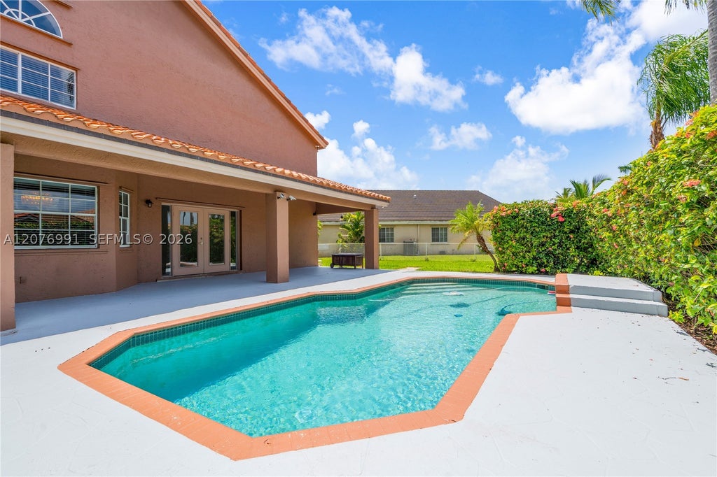 Photo of 950 NW 197th Ter, Pembroke Pines, FL 33029 (MLS # A12076991)