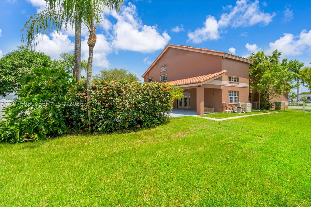 Photo of 950 NW 197th Ter, Pembroke Pines, FL 33029 (MLS # A12076991)