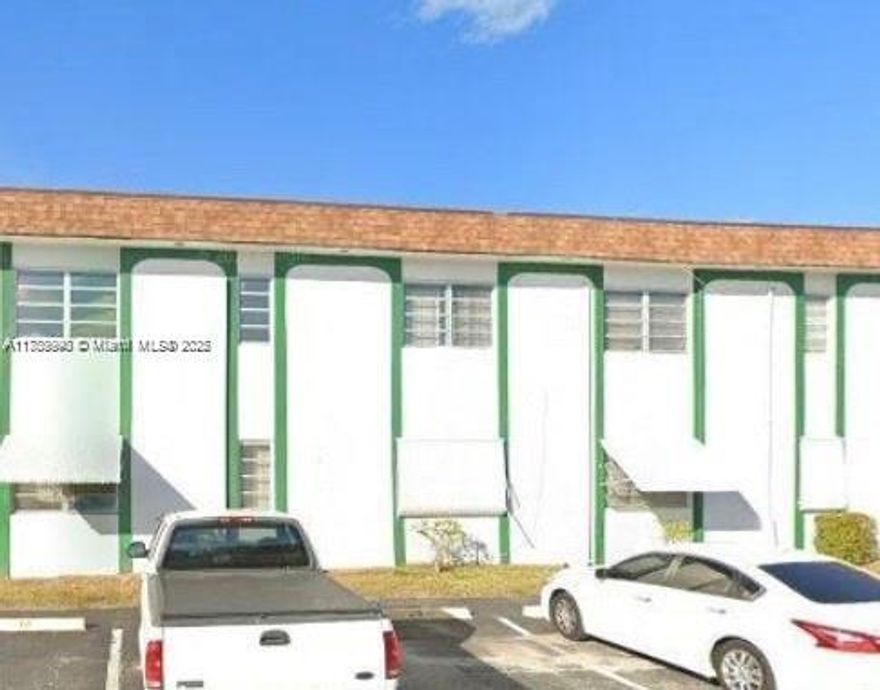 Investment in the heart of Hollywood. Call for more info. Its also for rent. Great investment opportunity. 1?1 Barthroom remodeled, huge closets as well as the master bedroom. 
Don't miss this great opportunity