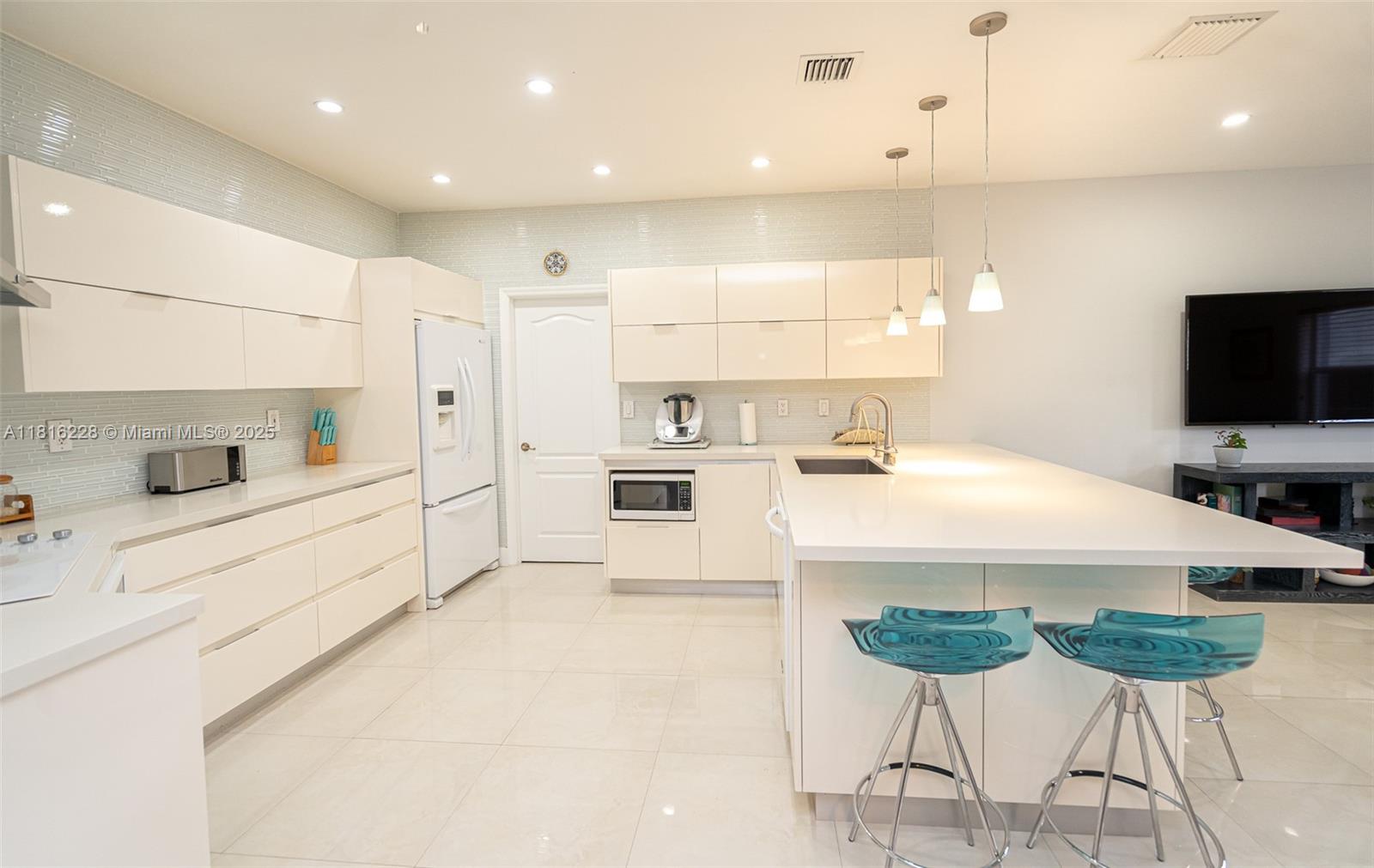 Property for Sale at 10914 Nw 70th St, Doral, Miami-Dade County, Florida - Bedrooms: 3 
Bathrooms: 3  - $819,000