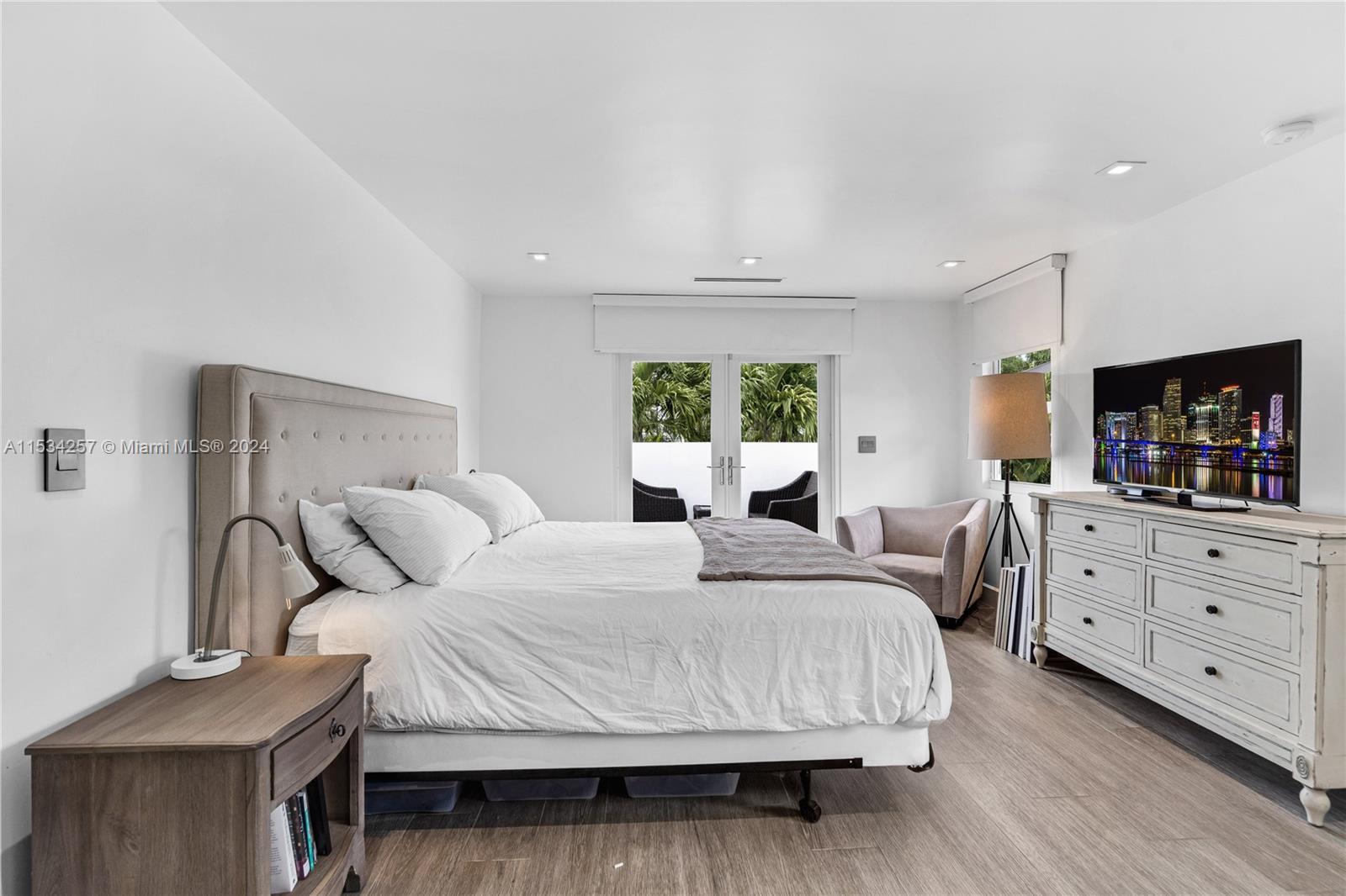 TROPICAL ISLE HOMES - Residential