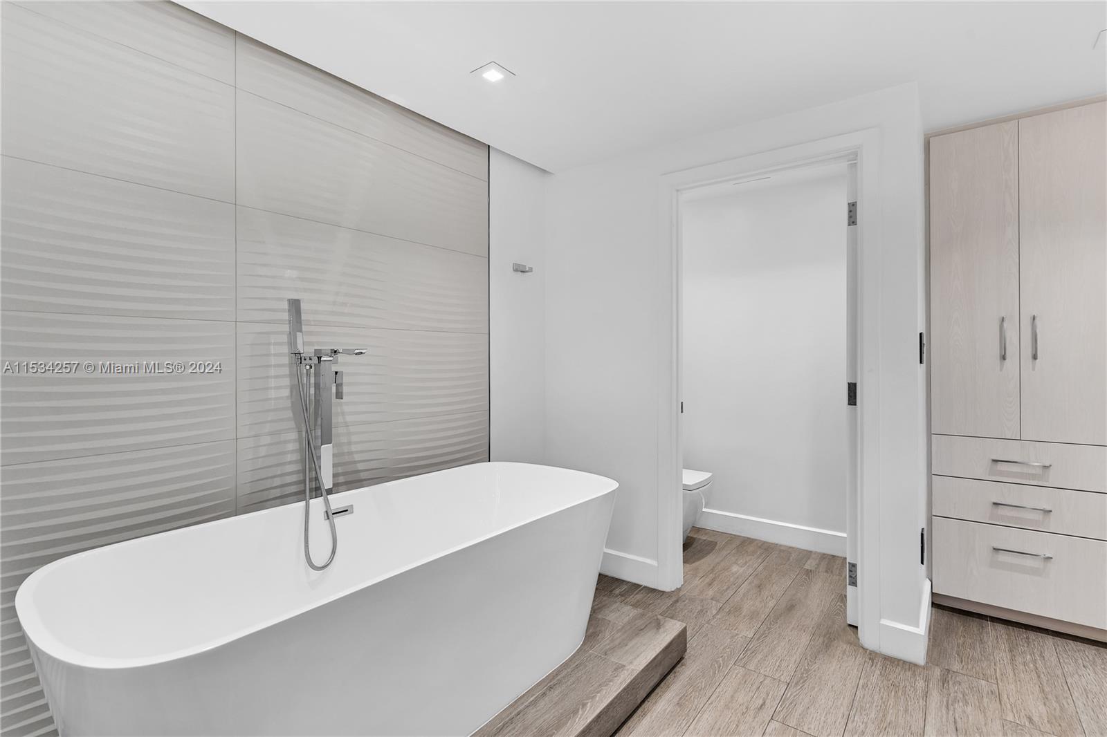 TROPICAL ISLE HOMES - Residential