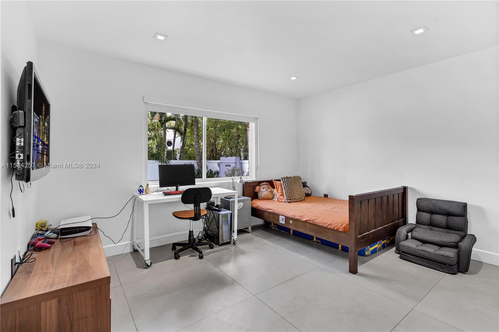 TROPICAL ISLE HOMES - Residential