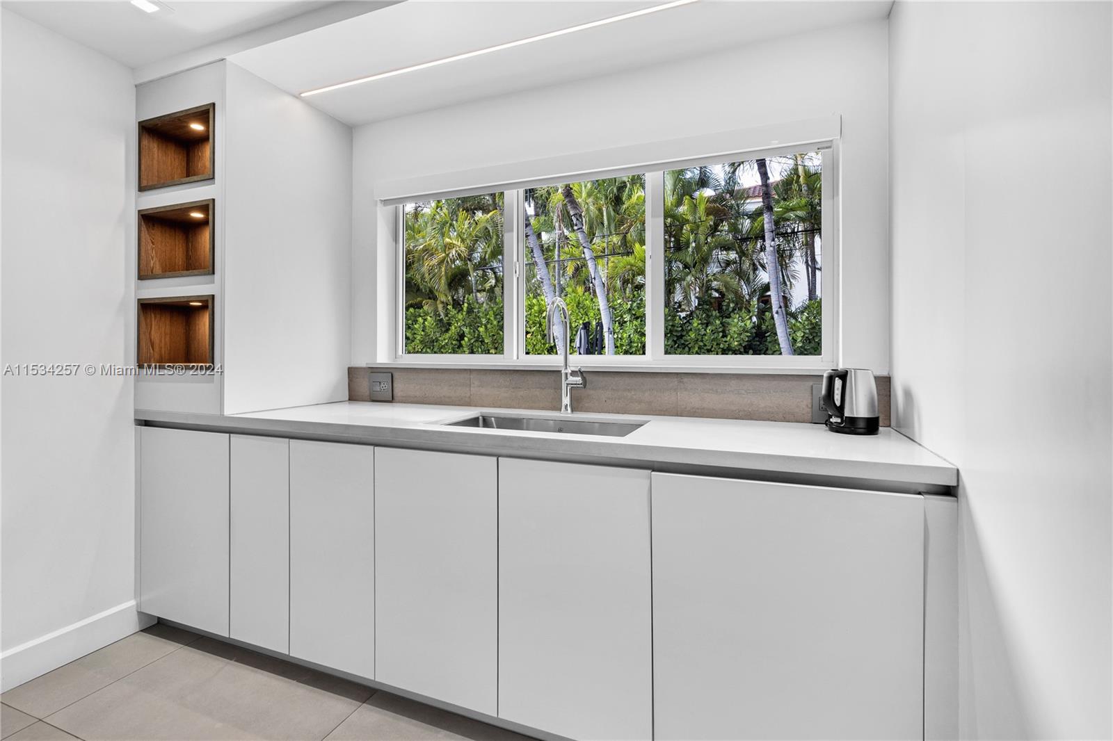 TROPICAL ISLE HOMES - Residential