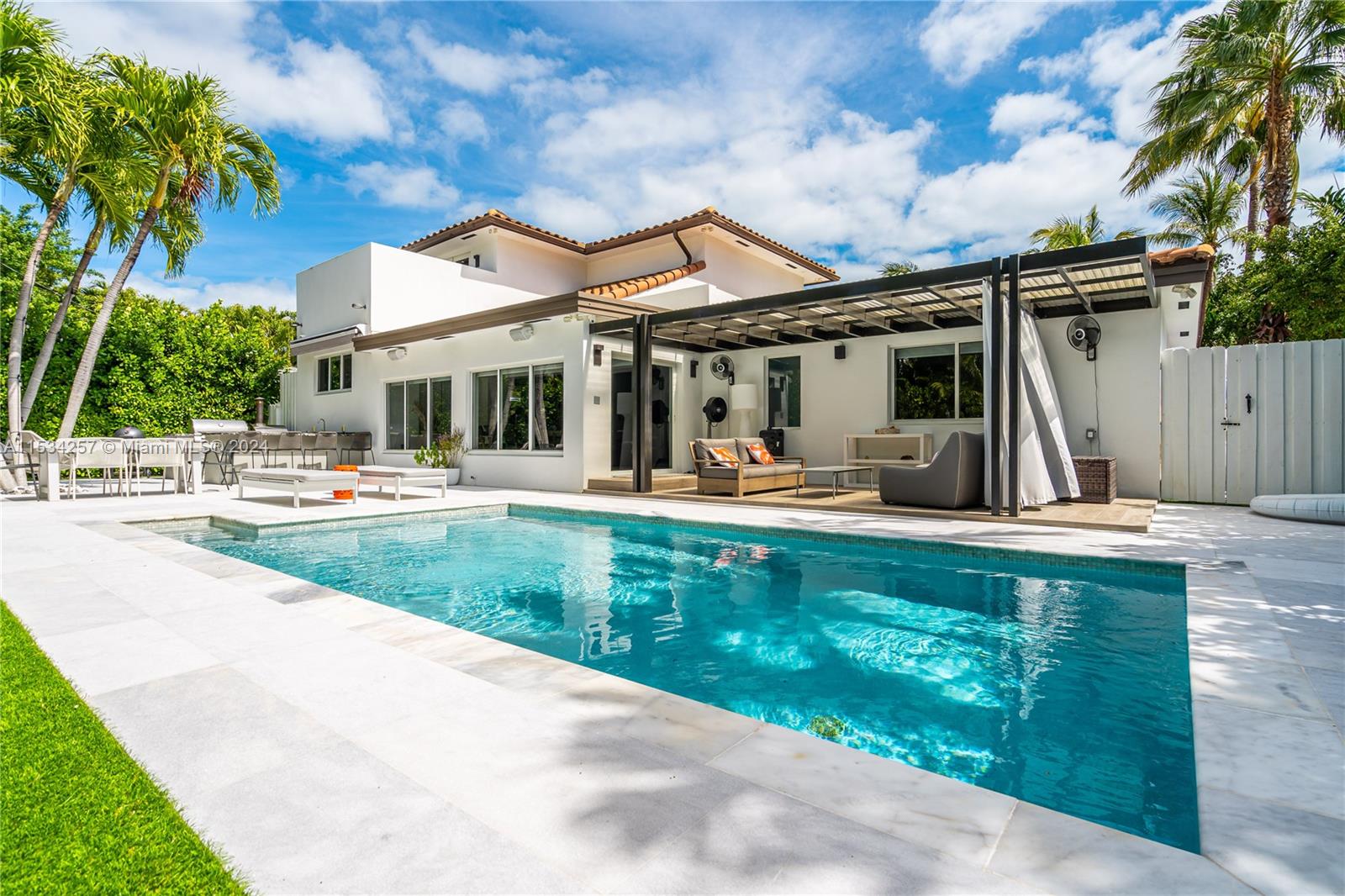 TROPICAL ISLE HOMES - Residential