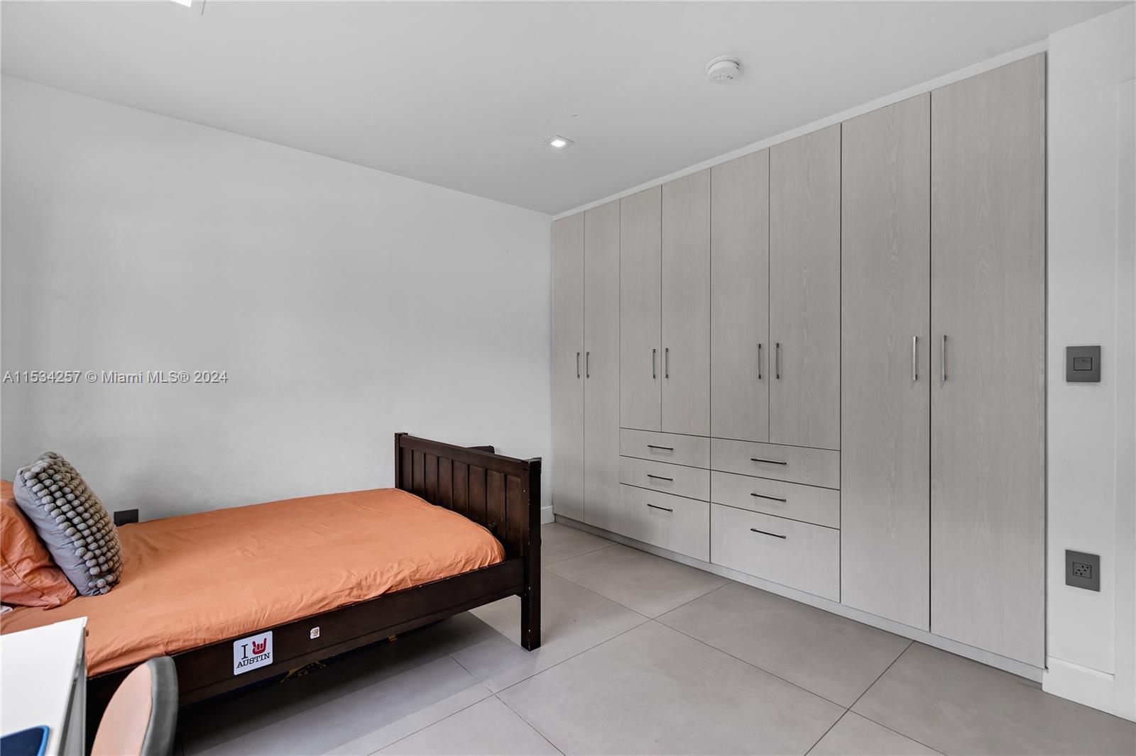 TROPICAL ISLE HOMES - Residential