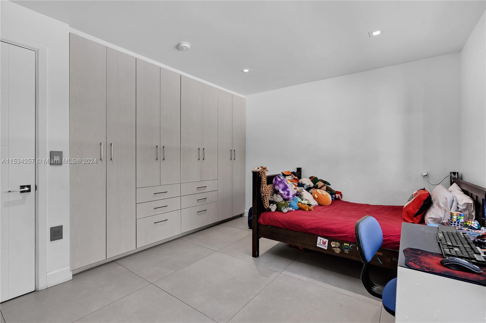 TROPICAL ISLE HOMES - Residential