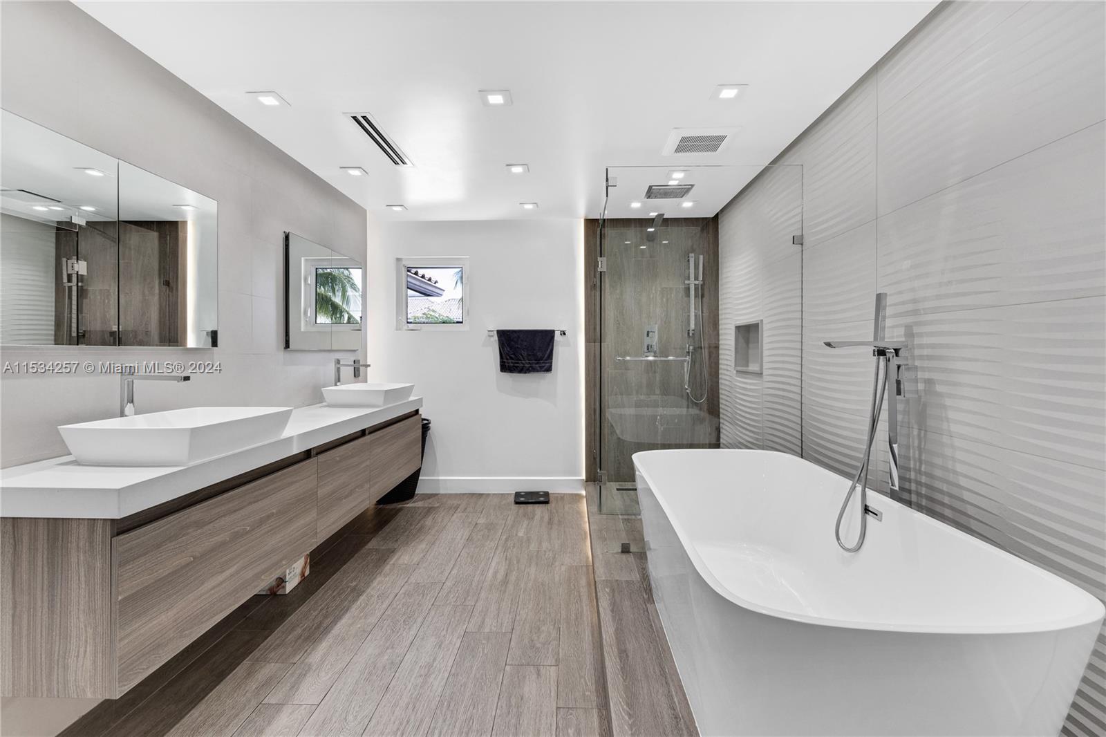 TROPICAL ISLE HOMES - Residential