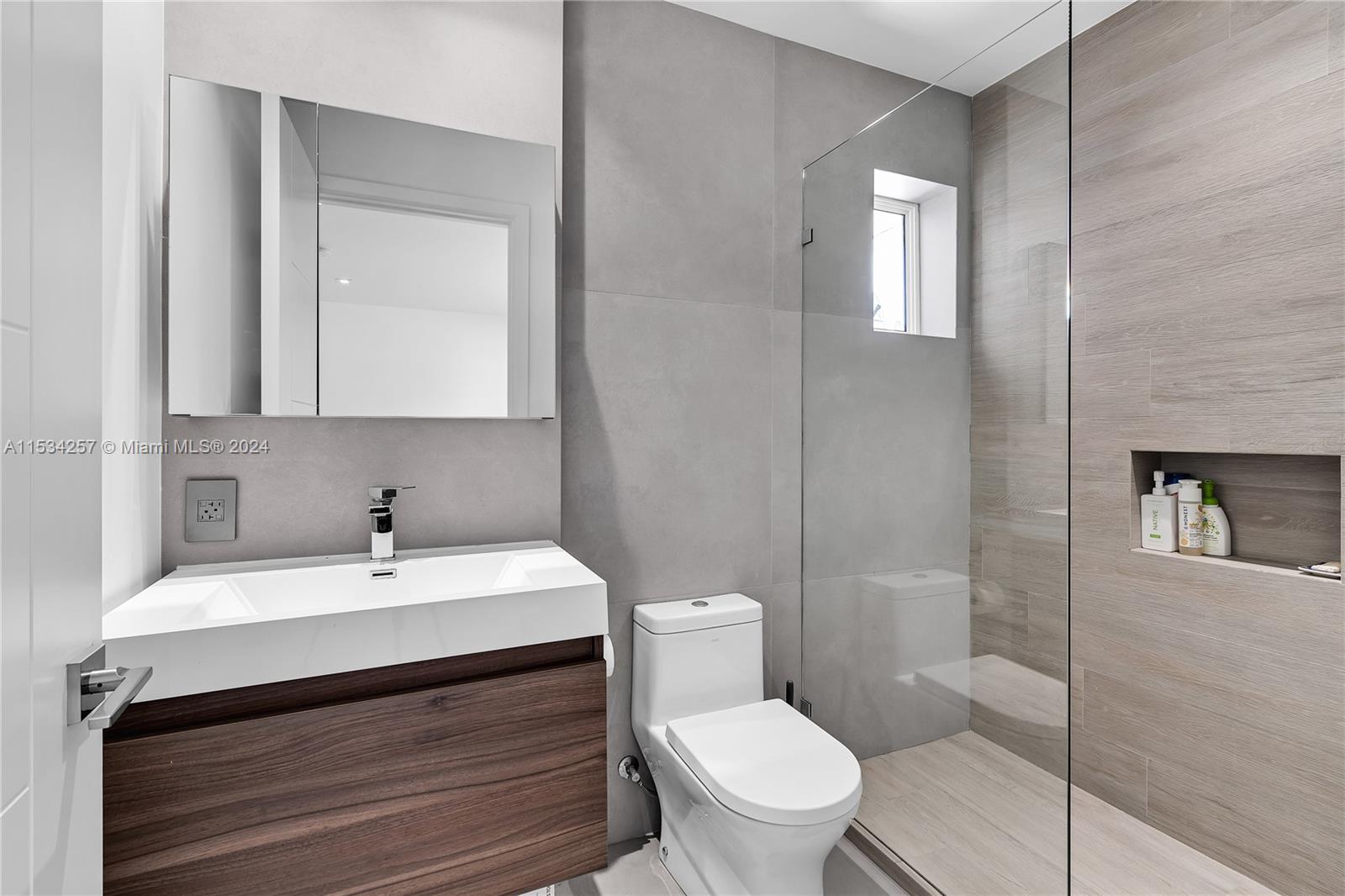 TROPICAL ISLE HOMES - Residential