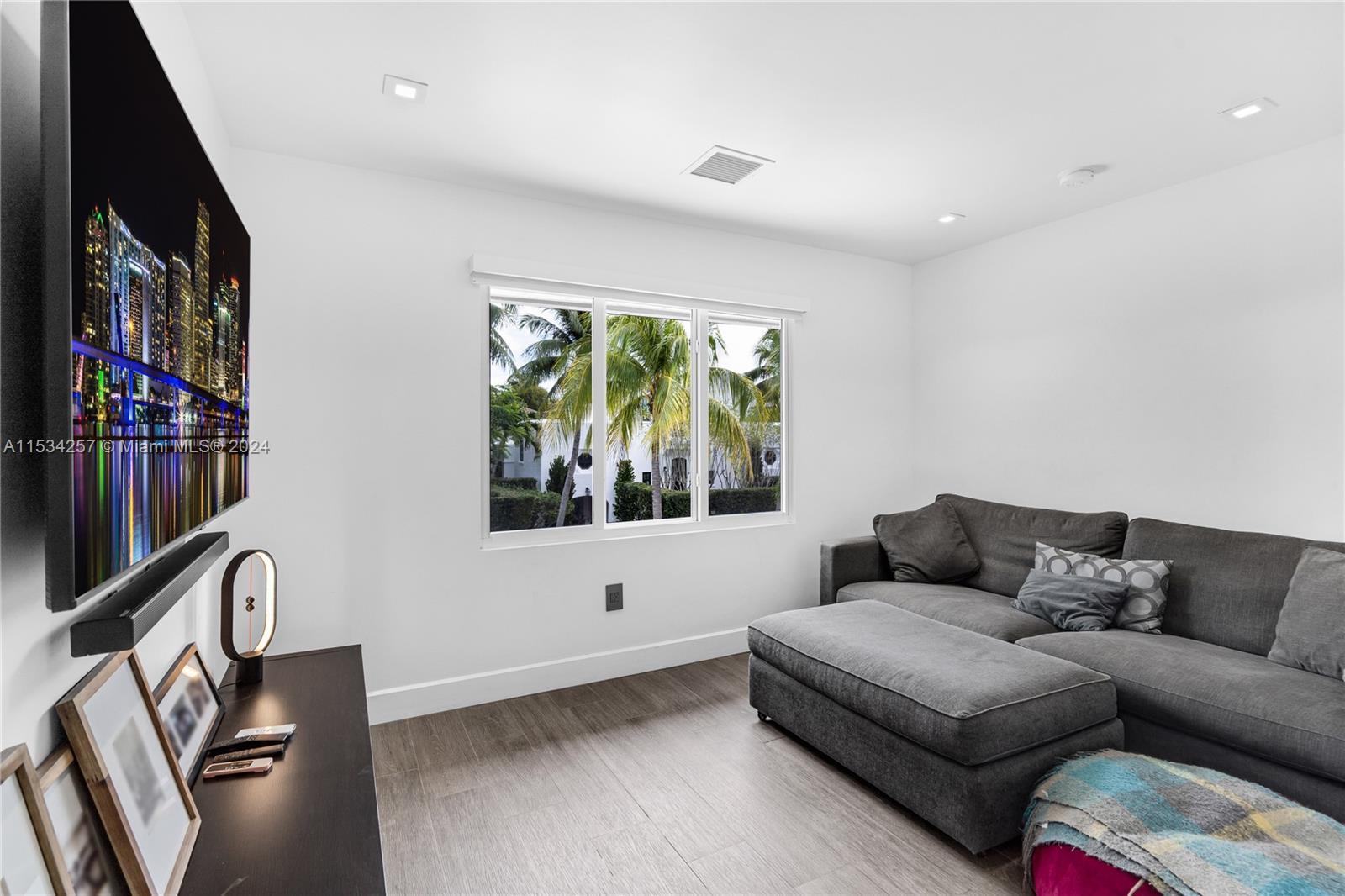 TROPICAL ISLE HOMES - Residential