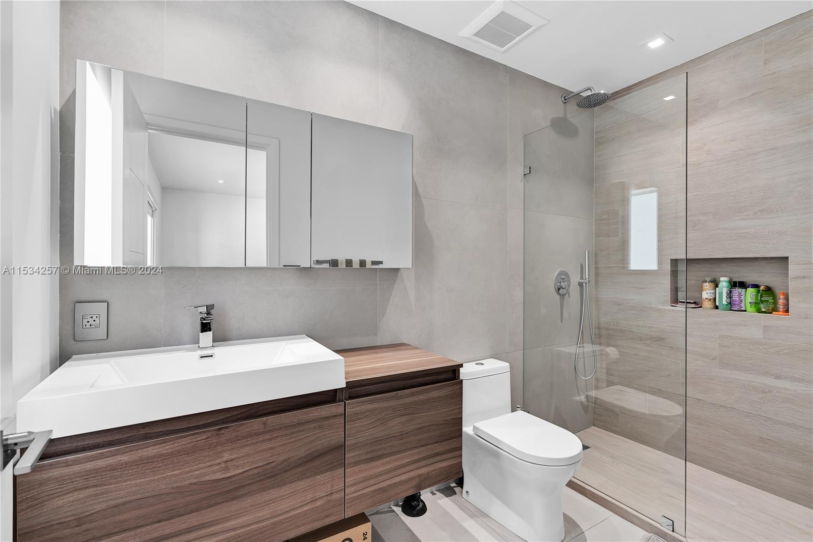 TROPICAL ISLE HOMES - Residential